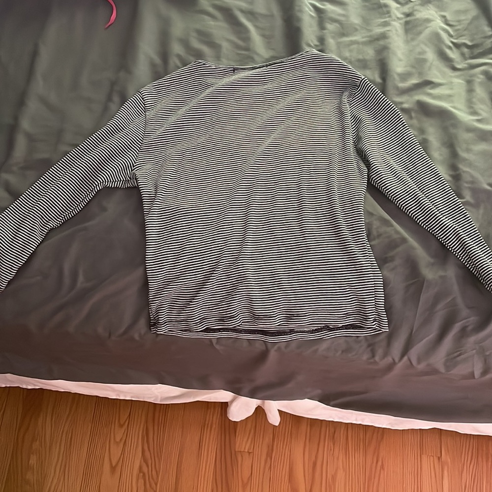 Brandy Melville long sleeve shirt only worn once - Picture 2 of 3